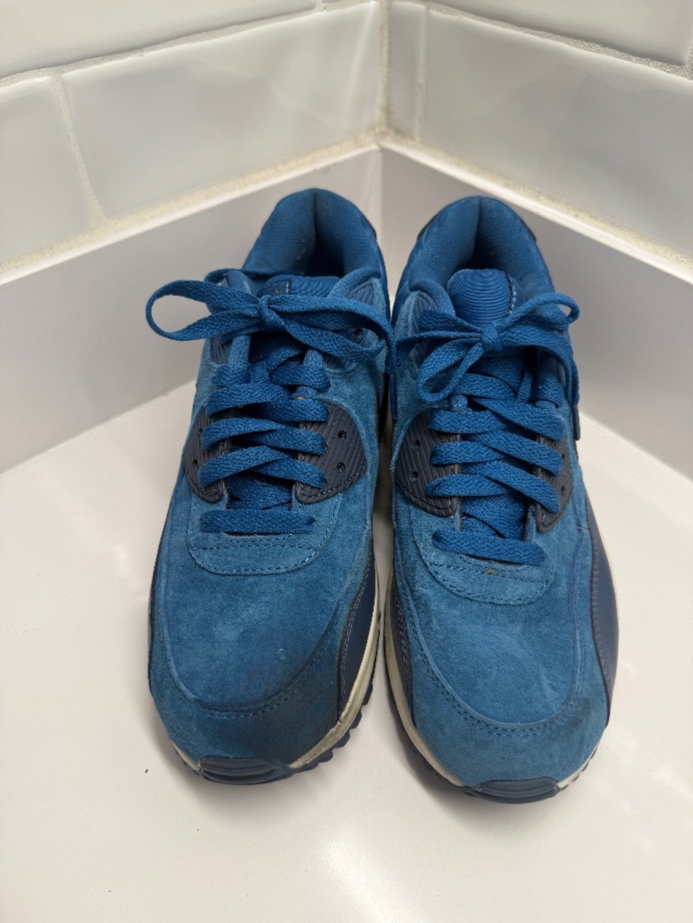 NIKE WMNS AIRMAX 90 LEATHER SZ 9 PRE-OWNED. GREAT CONDITION